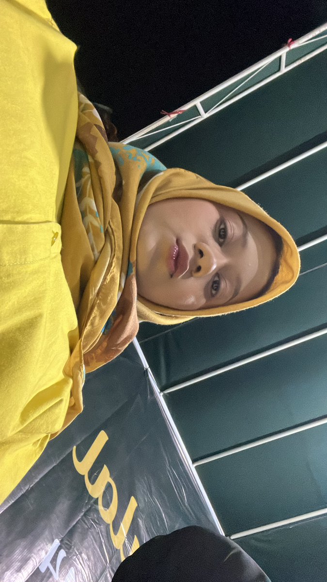 giliran anaknya tampil perform, ibu ga hadir. giliran anak tetangga dipuja puja fanatik keras