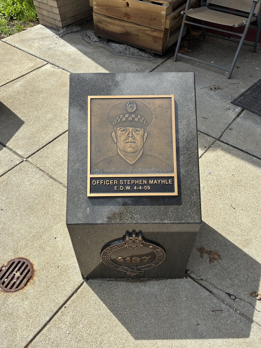 PghPolice's tweet photo. On this day, 17 years ago, Officers Eric Kelly, Stephen Mayhle, &amp; Paul Sciullo lost their lives responding to a domestic call in the Stanton Heights neighborhood.

Today, these words from Chief Lando were broadcast over all three police radio channels.

Rest in peace, Officers. https://t.co/vzbcp89W0o