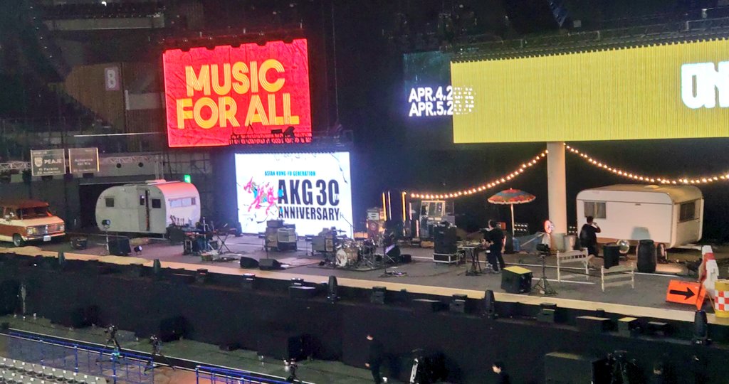 tendon0219's tweet photo. アジカン30th Anniversary ライブ終了。素晴らしかった！最初期〜今に至る色んな曲を聴けた。普段あんまりやらない最初期の曲は、私はうぉ〜！ってなったけど、この曲知らないってなってる人もいて、30年の月日を感じるエモい日wゴッチのMCも面白かったw
#アジカン
#有明アリーナ
#30th
#Anniversary https://t.co/UuXJwllDvk