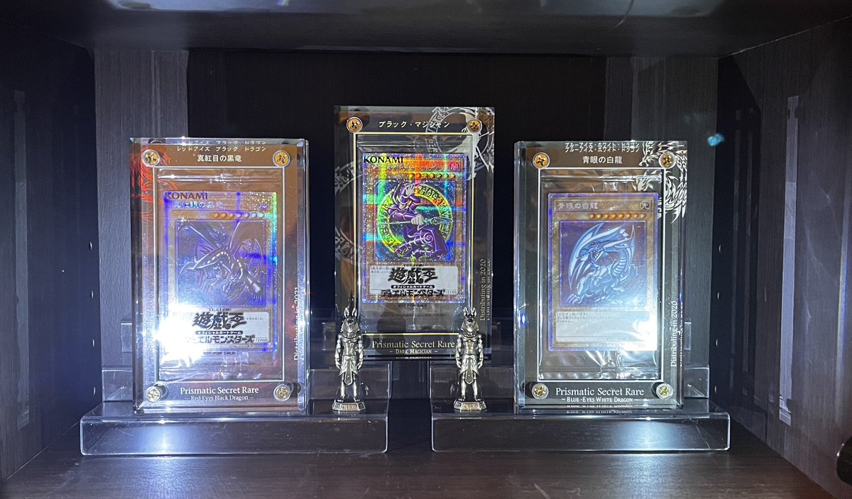maruyu_com's tweet photo. 【 丸遊のコレクション 】遊戯王編
皆さんこんにちは😊
最近オーバーフレームレアが出て
盛り返している様に思える今日この頃
久しぶりに飾ってみました
御三家のプリズマです
3枚並べると良い感じです😅 https://t.co/p1ZrfDfi7S