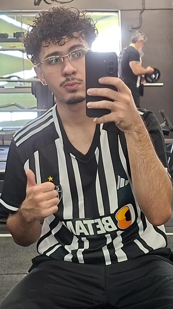 Sábado dia de treinar

#findom #cashmaster #finsub #cashslave #findombr #feetِ #feetmale