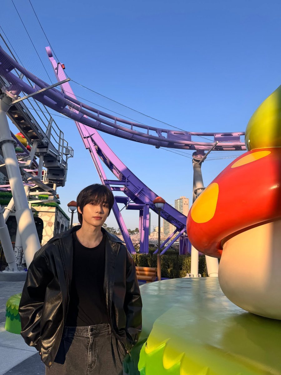 bamgyeuu's tweet photo. Finally I went to MapleStory event in Lotte which getting more mesmerizing as the cherry blossoms at Seokchon lake blooms prettily. https://t.co/f7NQZV1JRy