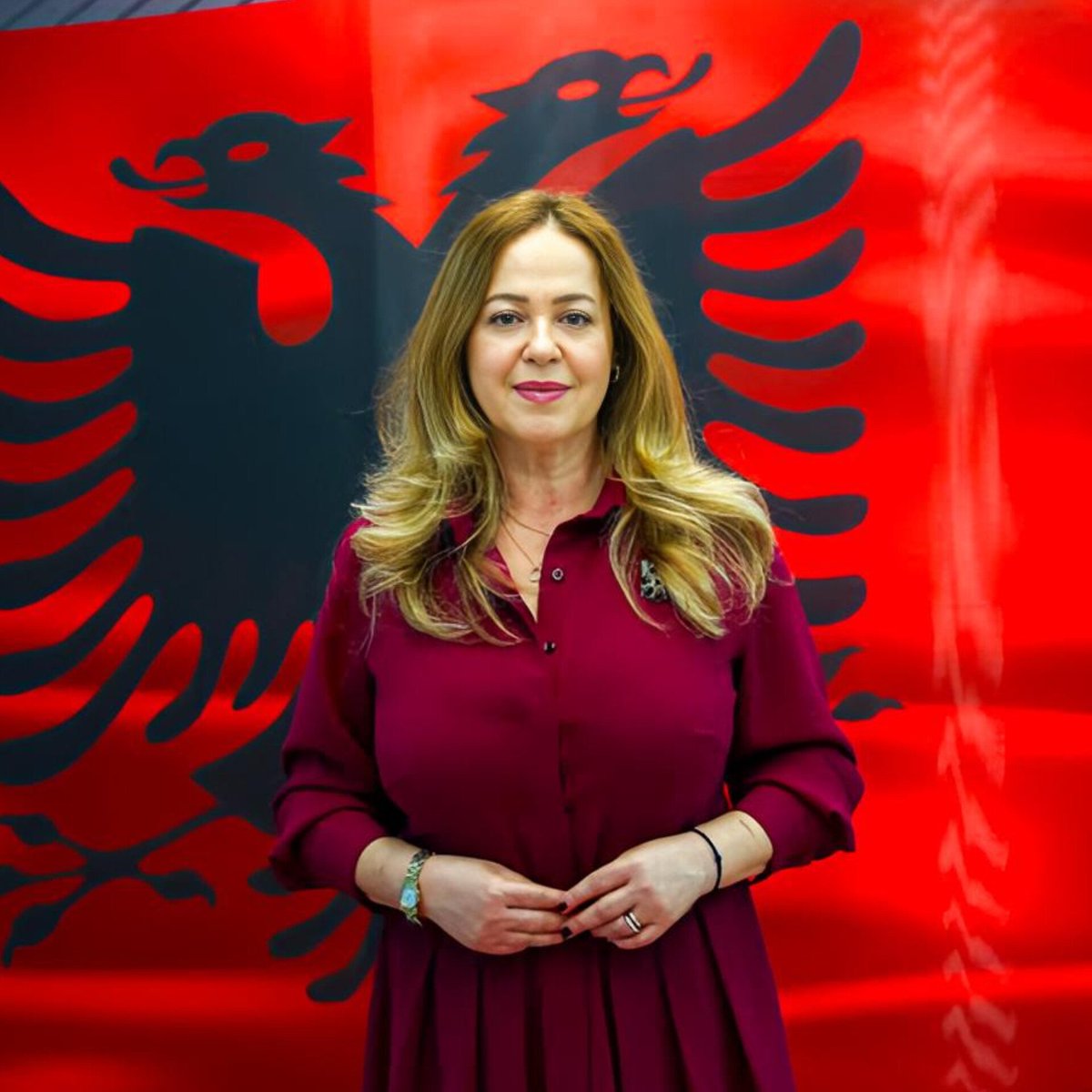 siyahsancakx's tweet photo. 🔵 Arnavutluk'un Büyükelçisi Kadzadej:

 "Türkçe, insana sabırlı olmayı öğretiyor."

"Bir Türk'le konuştuğunuzda, cümlenin sonuna kadar dinlemek zorundasınız çünkü fiil en sonda geliyor. Araya giremezsiniz."

"Dinlemeyi, sonra düşünmeyi ve ardından cevap vermeyi öğrenirsiniz." https://t.co/aRaQLks41H