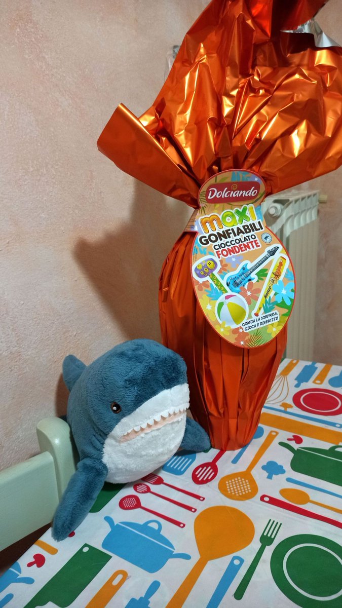 GiraffaV's tweet image. The human got us an Easter egg, Lasagna!
Look how big it is!
Happy Easter, everyone!

#IKEAのサメ #ikeashark #stuffedtoy #blåhaj #brioches #italy #peluches #stuffedanimals #blahaj #homesweethome #lasagna #easter #chocolate #egg #happyeaster #sunday #april