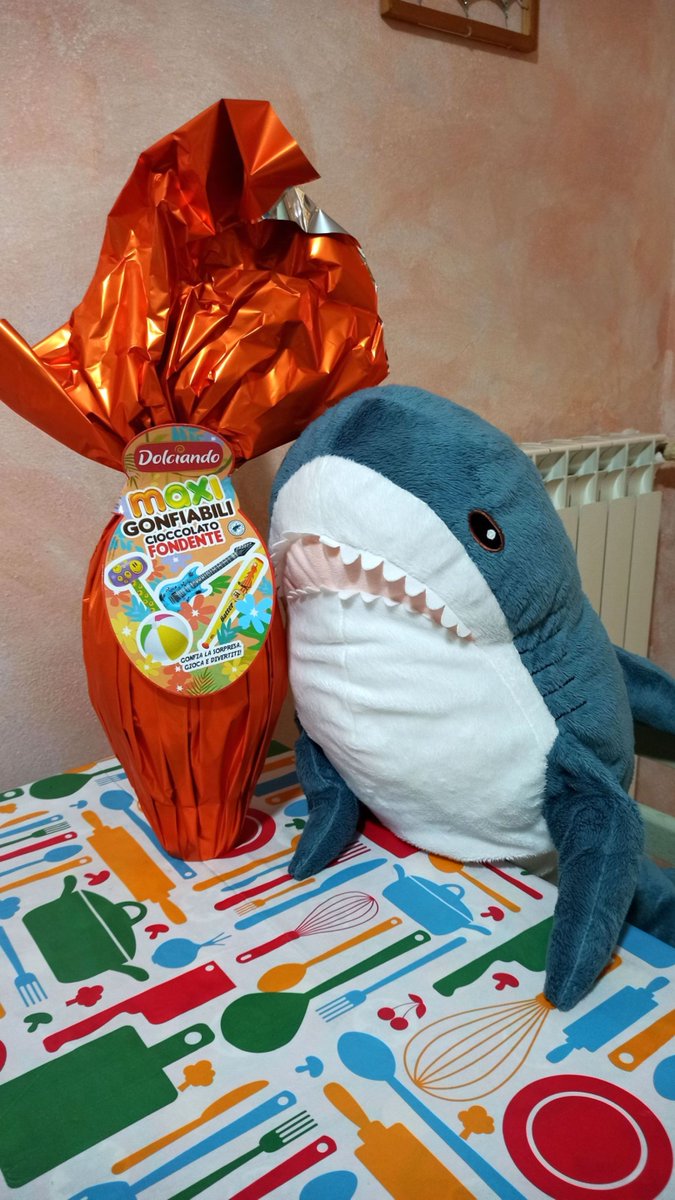 GiraffaV's tweet image. The human got us an Easter egg, Lasagna!
Look how big it is!
Happy Easter, everyone!

#IKEAのサメ #ikeashark #stuffedtoy #blåhaj #brioches #italy #peluches #stuffedanimals #blahaj #homesweethome #lasagna #easter #chocolate #egg #happyeaster #sunday #april