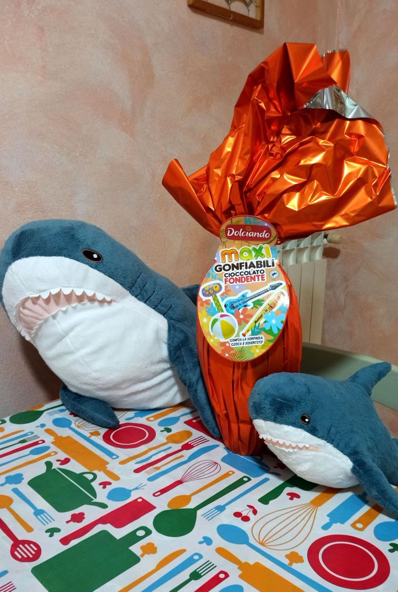 GiraffaV's tweet image. The human got us an Easter egg, Lasagna!
Look how big it is!
Happy Easter, everyone!

#IKEAのサメ #ikeashark #stuffedtoy #blåhaj #brioches #italy #peluches #stuffedanimals #blahaj #homesweethome #lasagna #easter #chocolate #egg #happyeaster #sunday #april