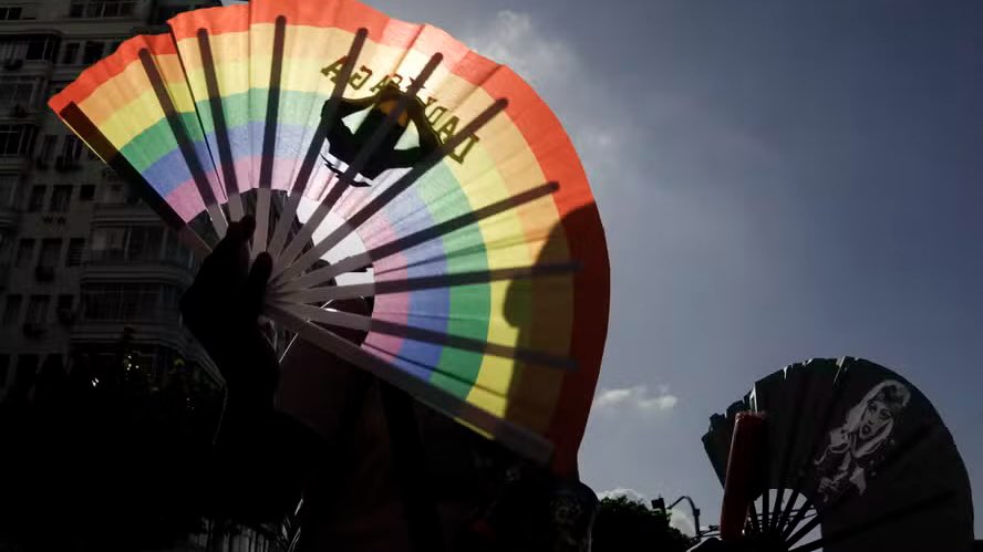 UpdateCharts tweet media