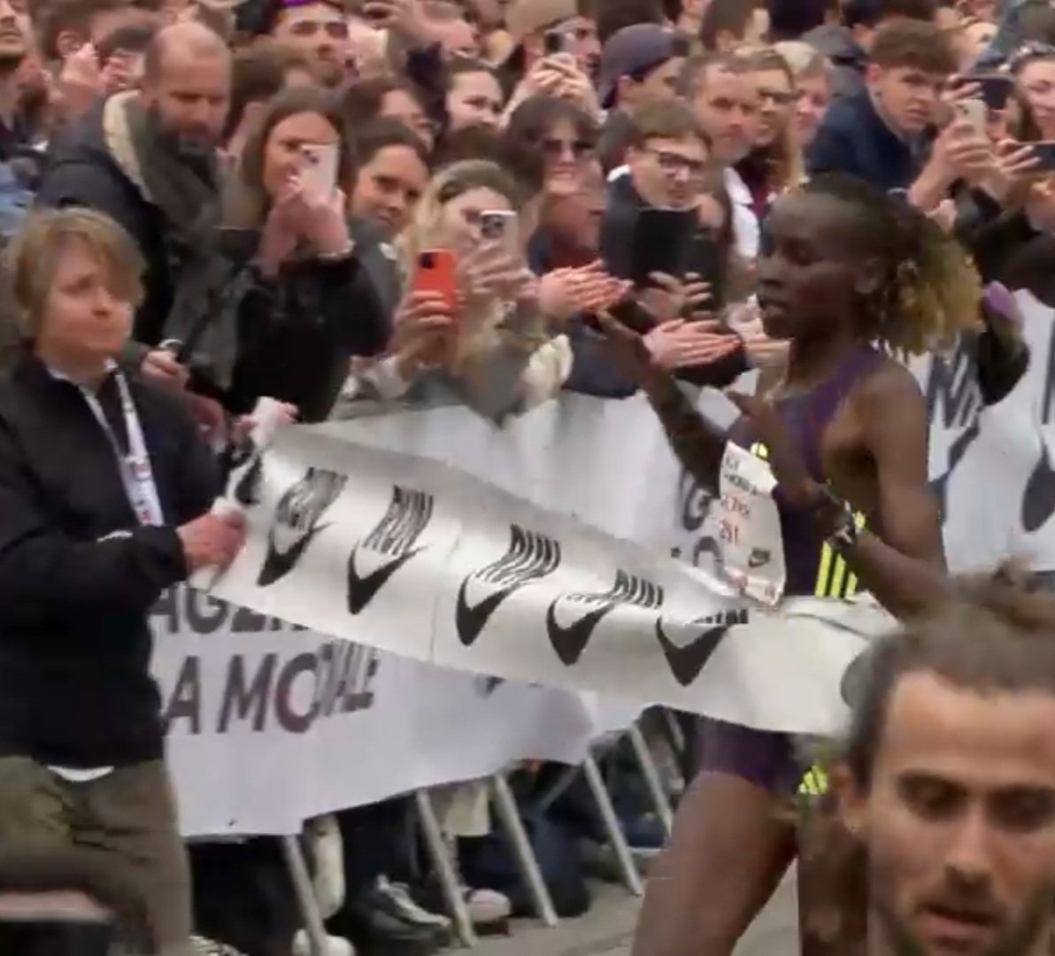 In Lille verbetert Tim Verbaandert het Nederlands record 10km op de weg dat sinds  11 januari 2026 met 27.39 in handen was van Mike Foppen. De 25-jarige Verbaandert loopt nu 27.17❗️❗️❗️Winst ging naar de Ethiopiër Khairi Bejiga in 26.51. Snelste vrouw was Agnes Ngetich (28.58)❗️