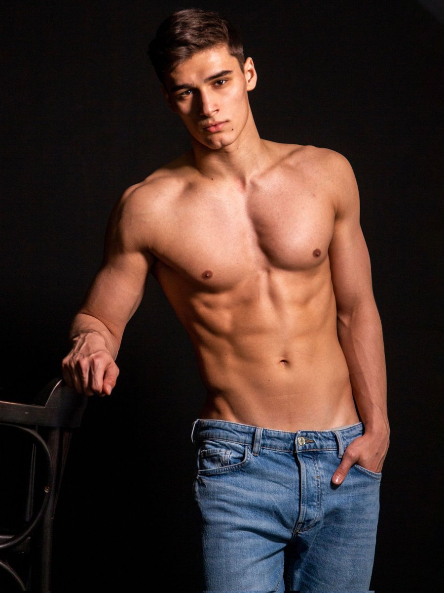 Neil37166348's tweet photo. Looking good in denim. https://t.co/6WYWwdxuo7