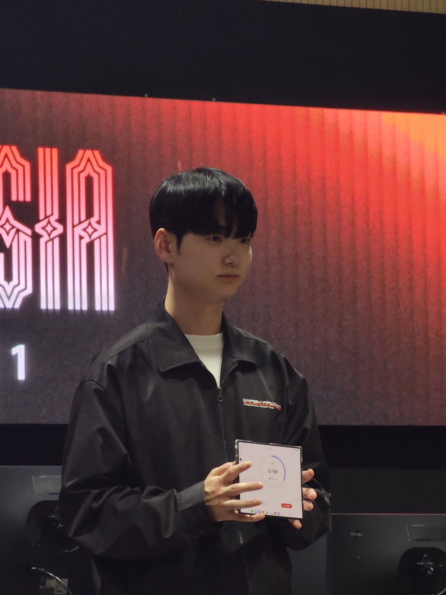 콘푸로스트 tweet media