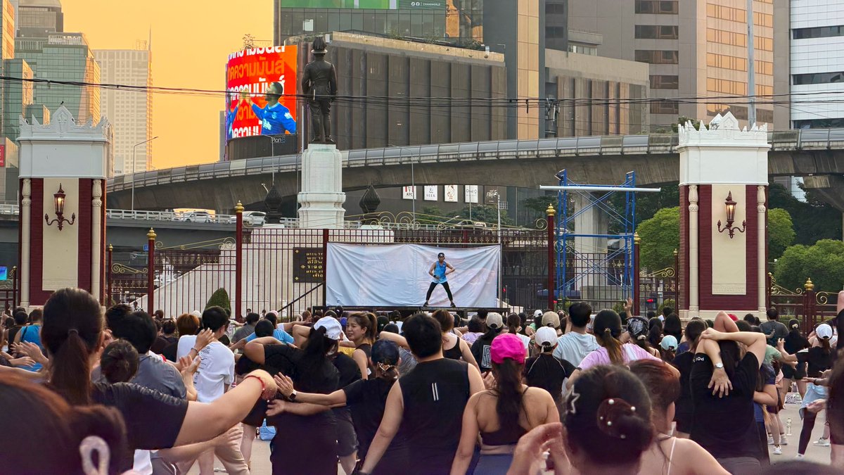 🌳 สวนลุมพินีวันนี้ : 

🏃มีคนมาเต้นแอโรบิก มาเดิน วิ่ง 
🐈นั่งเล่นกับเพื่อน/แฟน เติมแมว ดูเหี้ย
🏝️นั่งอ่านหนังสือ บ้างนั่งชิวๆ ริมน้ำ
🧑‍🧑‍🧒มีครอบครัวพาลูกมาวิ่งเล่น

นี่มันคือฟังก์ชั่นของ “สวนสาธารณะ” ที่น่าจะสมบูรณ์และพิสูจน์ได้ว่าเมืองไทยร้อนแต่ถ้ามีพื้นที่สีเขียวดีๆ คนก็ไป