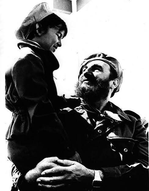 " (...) es ver en esa juventud los dignos continuadores de la obra revolucionaria; es ver en la juventud a mejores continuadores o constructores de la obra revolucionaria mejores todavía que nosotros mismos". #FidelPorSiempre 4 de abril 1962