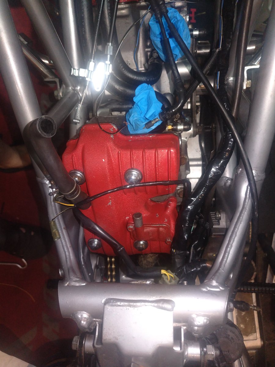 kenichi7111's tweet image. リアバンク、圧縮ゼロ。
カムがズレている😱

そりゃ、圧縮ゼロになるわよー！
バルブが曲がっていなければ、
明日にはエンジンかけられるかな？

引退しなくてすみますように(‐人‐)