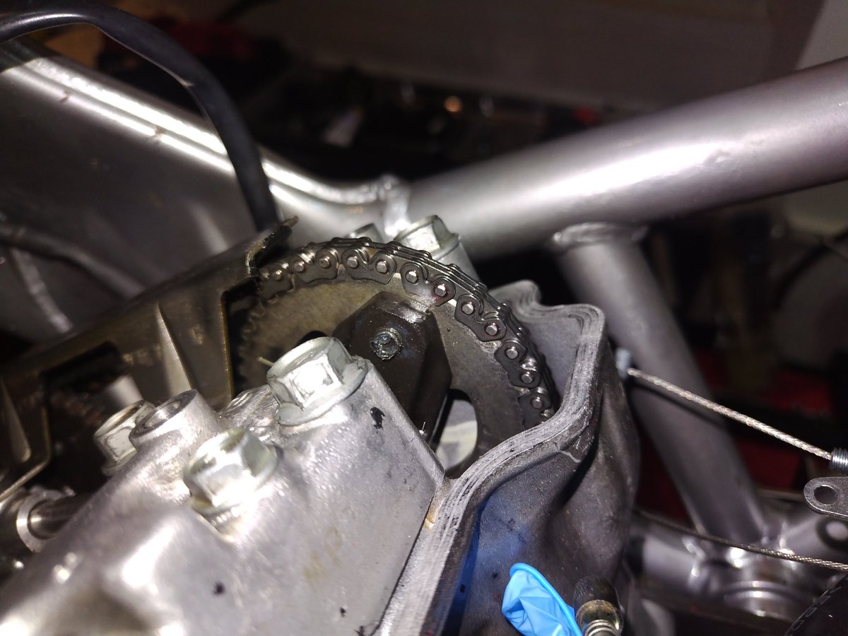 kenichi7111's tweet image. リアバンク、圧縮ゼロ。
カムがズレている😱

そりゃ、圧縮ゼロになるわよー！
バルブが曲がっていなければ、
明日にはエンジンかけられるかな？

引退しなくてすみますように(‐人‐)