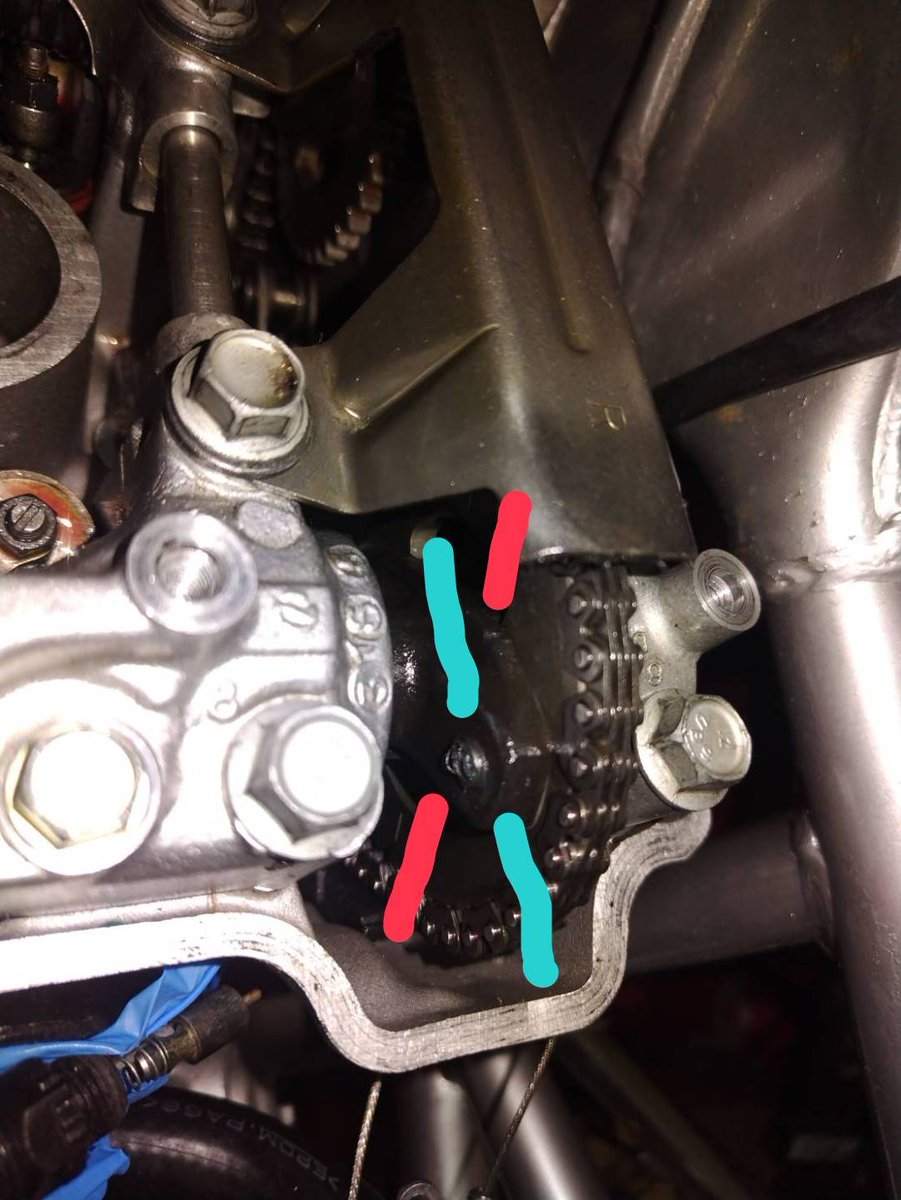 kenichi7111's tweet image. リアバンク、圧縮ゼロ。
カムがズレている😱

そりゃ、圧縮ゼロになるわよー！
バルブが曲がっていなければ、
明日にはエンジンかけられるかな？

引退しなくてすみますように(‐人‐)