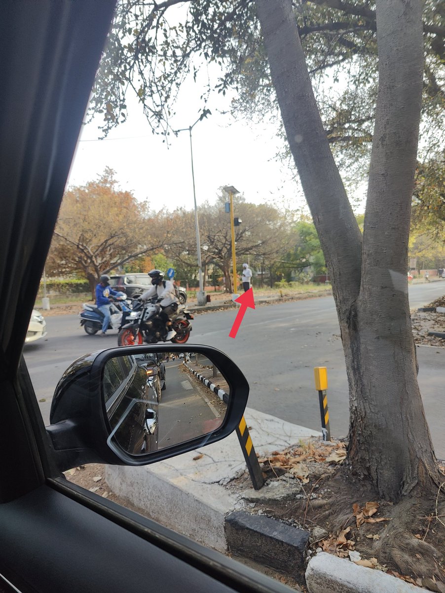 DocJaspreet's tweet image. What's the use of him standing there ?!! #chandigarh