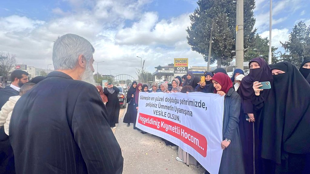 Alparslan Kuytul Hocaefendi, gerçekleştireceği "İslam ve Teslimiyet'' konulu konferansı için gittiği Adıyaman'da talebeleri ve sevenleri tarafından coşkuyla karşılandı.

AlparslanHoca Adıyamanda
#FurkanKonferansları