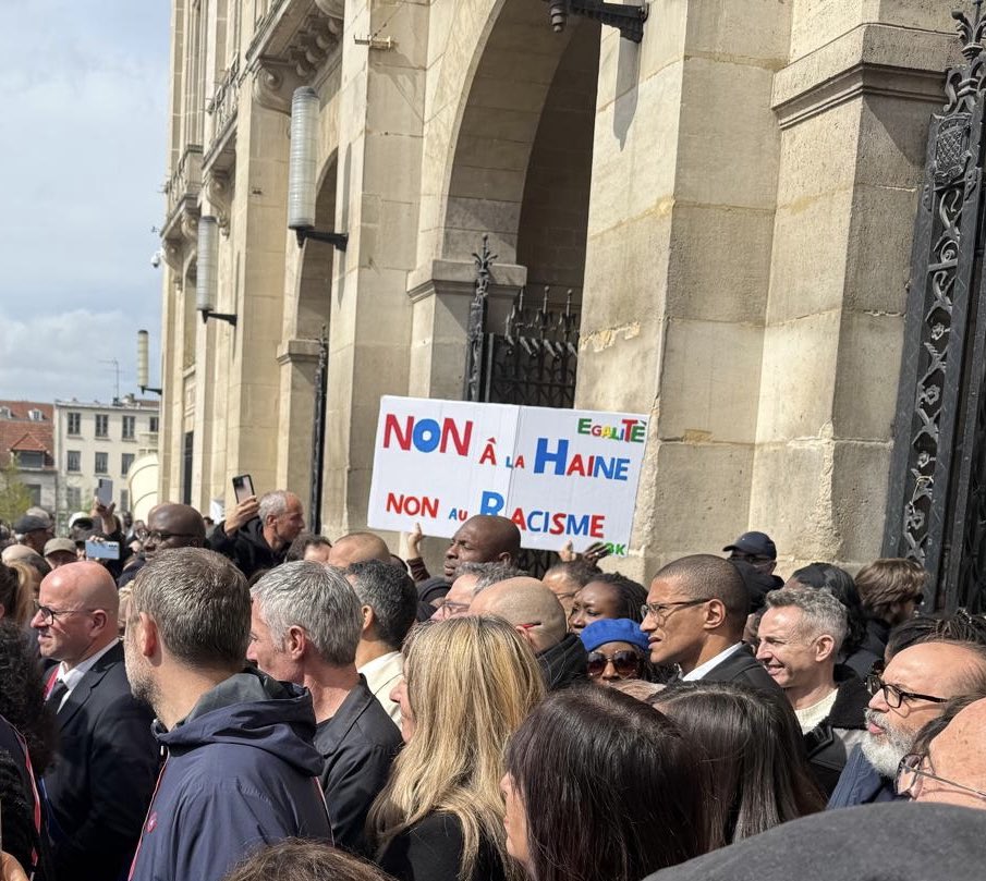 Présent cet après-midi avec nos élus au rassemblement de #SaintDenis pour soutenir personnellement Bally Bagayoko, maire de Saint-Denis, victime d’actes racistes, et lui témoigner ma solidarité.

Je serai toujours aux côtés de celles et ceux victimes de racisme, de sexisme,