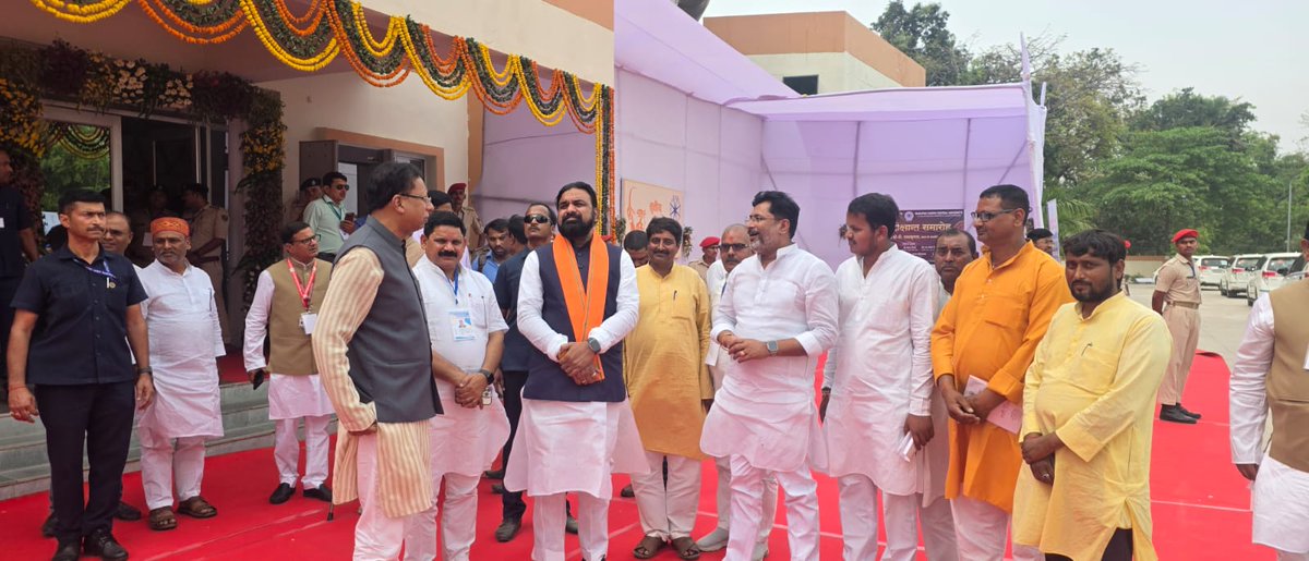 sanjayjaiswalMP's tweet image. मोतिहारी के महात्मा गाँधी प्रेक्षागृह में महात्मा गाँधी केंद्रीय विश्वविद्यालय के तृतीय दीक्षांत समारोह में सम्मिलित होने का सौभाग्य प्राप्त हुआ
#MGCU #Motihari #Convocation2026 #CPRadhakrishnan #HarivanshNarayanSingh #Education #YouthEmpowerment #NewIndia #Inspiration #Bihar
1/3