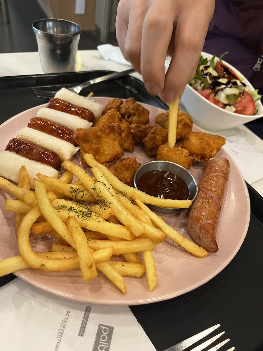 韓国の空港でみんなで最後に食べた韓国料理🇰🇷

最後までチキン🍗
昨日もフライドチキン食べたのに笑

私は素揚げしたトッポギみたいなのが好きでした