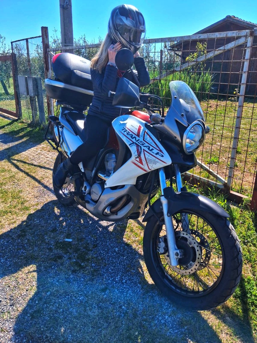 Miss Vivy 🐝 tweet media