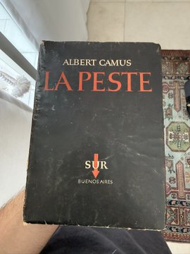 tekhabermerkezi's tweet photo. Amcasının kütüphanesindeki kitapları karıştıran bir genç, tesadüfen eline aldığı eserin ilk sayfasında Albert Camus’nün ıslak imzasını görünce şoke oldu.
#albertcamus #lapeste #dilarakırmıt #ayyücetürkeş #ENGENEs_For_SevEN #TSvGS #THM https://t.co/avhtjjQCSp