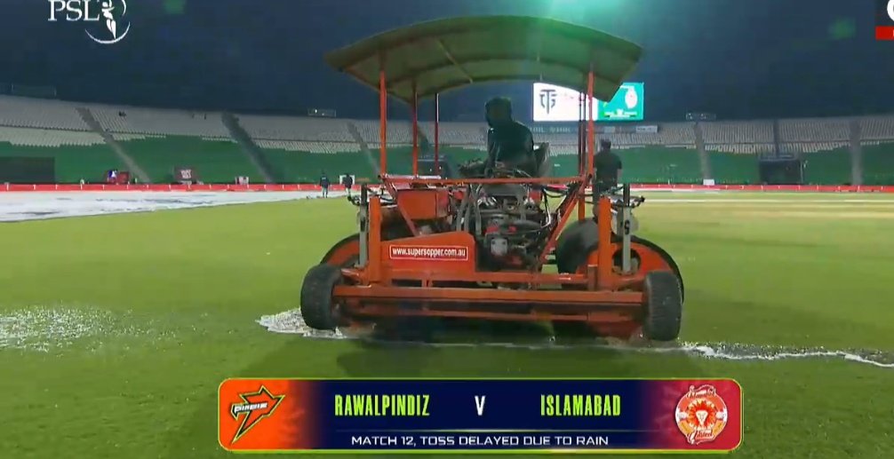 ArfaSays_'s tweet image. UPDATE: Groundsmen removed the covers from the outfield of Gaddafi Stadium. #PSLNewEra #Lahore