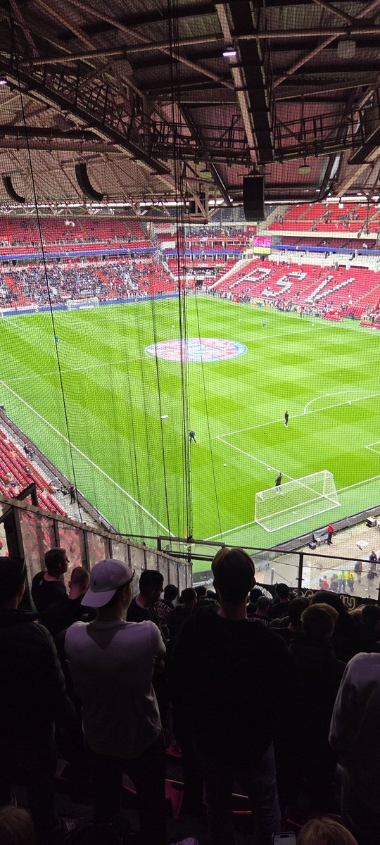 bisq_bird's tweet photo. Zijn we weer #utrpsv #fcutrecht https://t.co/wcGcutE0y0