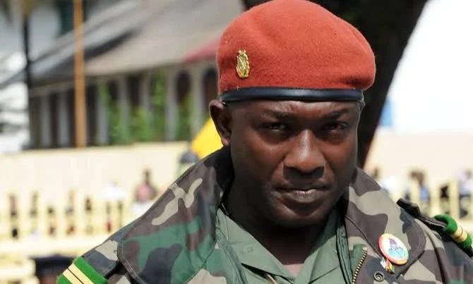 vieuxmko's tweet photo. Le paradoxe guinéen : de l’homme d’armes au mythe – l’énigme Toumba

Le paradoxe guinéen s’incarne, avec une intensité singulière, dans la trajectoire du commandant Boubacar DIAKITÉ, dit « Toumba ». Il révèle les fractures d’un État aux prises avec son histoire, ses violences politiques et ses contradictions mémorielles.

Voici un officier militaire qui, à une époque donnée, a participé à ce que certains ont perçu comme un moment de rupture dans l’histoire contemporaine de la Guinée. À ses côtés, le capitaine Moussa Dadis Camara, porté par une fougue révolutionnaire et une rhétorique martiale, nourrissait l’illusion — ou la conviction — que l’État de droit pouvait se construire dans la précipitation des armes.

La disparition du président Lansana Conté, en 2008, avait ouvert une brèche, saisie dans un pays historiquement marqué par l’autoritarisme. L’ombre persistante du Camp Boiro, symbole tragique des dérives du régime de Ahmed Sékou Touré, continue de hanter la mémoire collective.

Dans ce contexte, Toumba fut à la fois acteur et produit de ce système. Aide de camp, homme de confiance, il s’est retrouvé au cœur des événements du Massacre du 28 septembre 2009. Accusé d’y avoir pris part et impliqué dans la tentative d’assassinat contre son supérieur, il fut jugé, condamné et incarcéré, malgré une posture de coopération durant le procès.

C’est ici que s’opère le basculement. À la faveur de sa détention et des conditions de son transfert — notamment son extraction de la prison civile vers des lieux échappant au contrôle judiciaire —, une autre narration s’est imposée : celle d’un homme devenu, pour certains, le symbole d’une résistance face à une oppression étatique.

À sa mort, un phénomène troublant s’est manifesté : une forme de réhabilitation populaire. Civils et militaires l’ont accompagné, parfois en armes. L’image du « Toumba résistant » a supplanté celle du « Toumba condamné ». Le souvenir de l’officier impliqué dans des exactions s’efface au profit d’une figure reconstruite.

Ce renversement interroge. Il révèle une tension entre vérité judiciaire et mémoire sociale, et met en lumière une crise de confiance dans les institutions, où la perception d’une injustice peut conduire à une relecture des faits.

En Guinée, la justice peine encore à s’imposer comme repère incontestable. Lorsqu’elle est perçue comme fragile ou contournée, elle laisse place à d’autres formes de légitimation : l’émotion, la solidarité, voire la mythification.

Le cas Toumba dépasse donc la personne. Il révèle un désordre plus profond : celui d’un État où la frontière entre victime et bourreau, entre justice et injustice, demeure incertaine.

Et c’est là toute la tragédie du paradoxe guinéen : un pays où les figures de la violence peuvent être tour à tour condamnées, puis célébrées.

Dans ce brouillage des repères, une exigence demeure : reconstruire une justice crédible, indépendante et respectée, seule à même de réconcilier la vérité des faits avec la conscience collective.

#ParadoxeGuinéen
#MémoireEtJustice
#Toumba

@Debats2DroitMKO @debatsdecitemko 

https://t.co/m47p0nO0fb