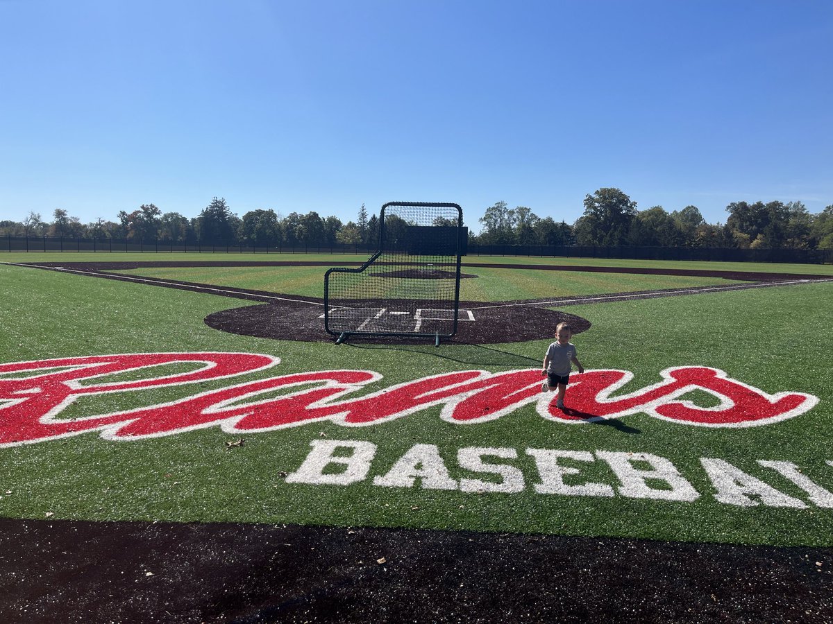 MTiscia's tweet photo. 65 degrees, sun shining, only means one thing: BASEBALL IS BACK! Excited to see what our @New_Canaan_Base boys got as we open up our season at home vs North Haven in the FCIAC/SCC challenge. Pumped for what should be a great season #NCPride ⚾️⚾️ #ctbase https://t.co/l8syybBvz8