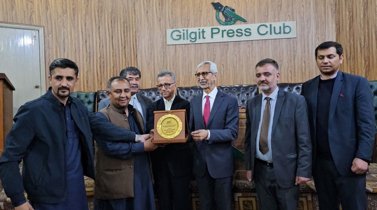 wajahatgilgiti's tweet image. چیرمین روپانی فاونڈیشن نصر الدین روپانی گلگت پریس کلب کے نو منتخب کابینہ کو شیلڈ پیش کررہے ہیں

#rupanifoundation