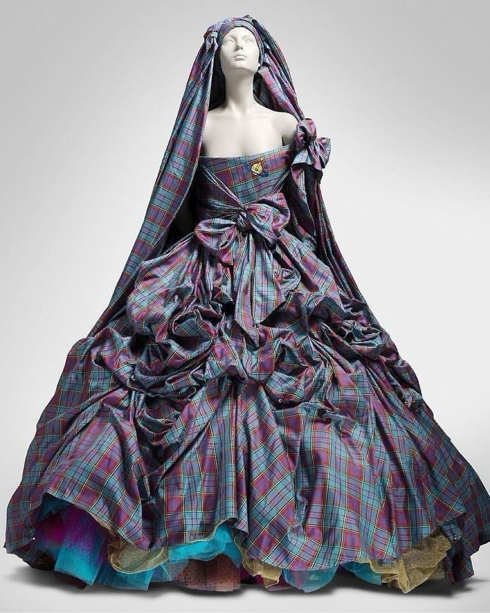 thevwarchives's tweet photo. These dresses are masterpieces https://t.co/QP1bZuYeED