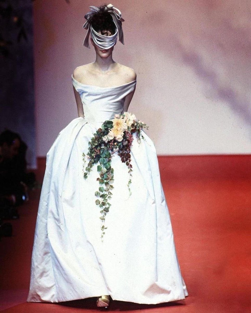 thevwarchives's tweet photo. These dresses are masterpieces https://t.co/QP1bZuYeED