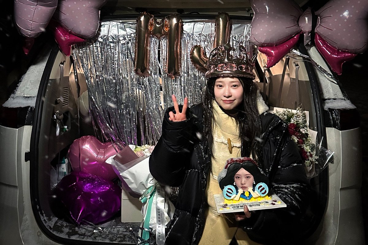 KowaiYume22's tweet photo. Minju on wrapping Still Shining filming
She didn't feel it at first... but then her styling team and manager surprised her, and the emotions all came rushing at once 😭💗 https://t.co/yTH0hjZ4MH