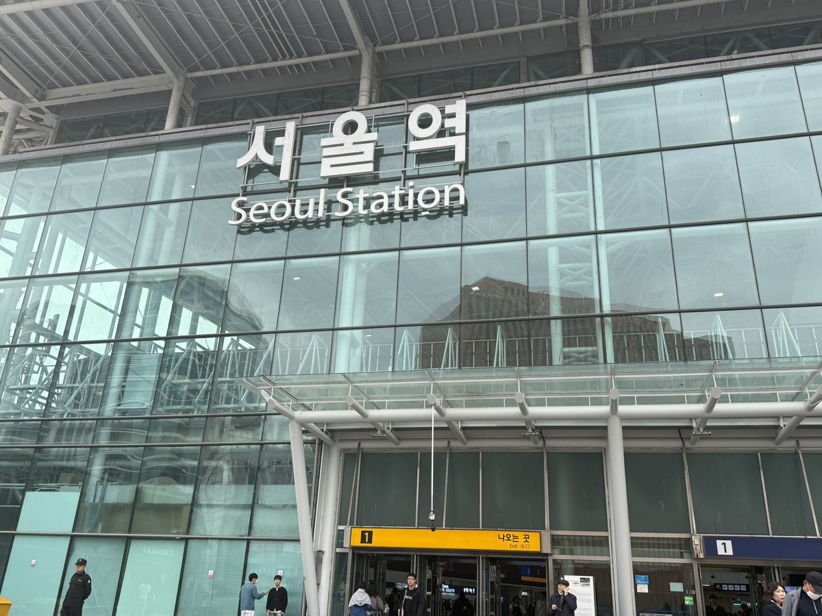 hide_0220_'s tweet photo. 3/30〜4/2まで家族で韓国🇰🇷旅行へ行ってきた😊子供たちは初の海外旅行だしめっちゃ楽しみにしてたね✨娘に関しては事前に韓国語の勉強もしてて可愛かったww
嫁さんも新婚旅行以来の海外で緊張してたらしいー🤣
俺は約1年半ぶり👏
仁川空港着いてすぐにソウルへ🚅 https://t.co/ygvaSvjnZy