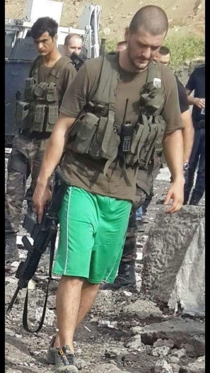 FiiTarih's tweet photo. Operasyonu duyunca pantolununu bile giymeden gitmişti, geri dönmek nasip olmadı.

Annesi kabrine ziyarete gittiğinde bir sigara yakıp oğlunun mezarına diker, ikinci sigarayı da kendi yakıp, evladı ile öyle dertleşirmiş..

Şehit Umut Tunçay'ı rahmet ve özlem ile anıyoruz. https://t.co/KikRwmY2xq