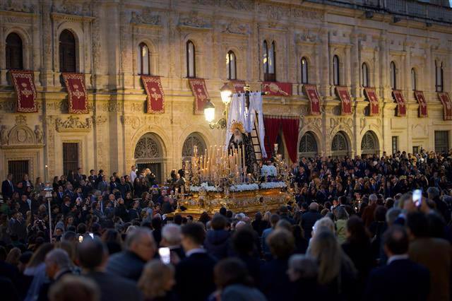ProyectoAzarias's tweet photo. Buena Estación de Penitencia a los hermanos de @SoledadSLorenzo, hermandad que impulsa  este programa de formación y apoyo a los buenos alumnos del Polígono Sur de Sevilla.

Que la Virgen os guíe y ayude. Rezad por todos nosotros 🕯️ https://t.co/yTawlkupi3