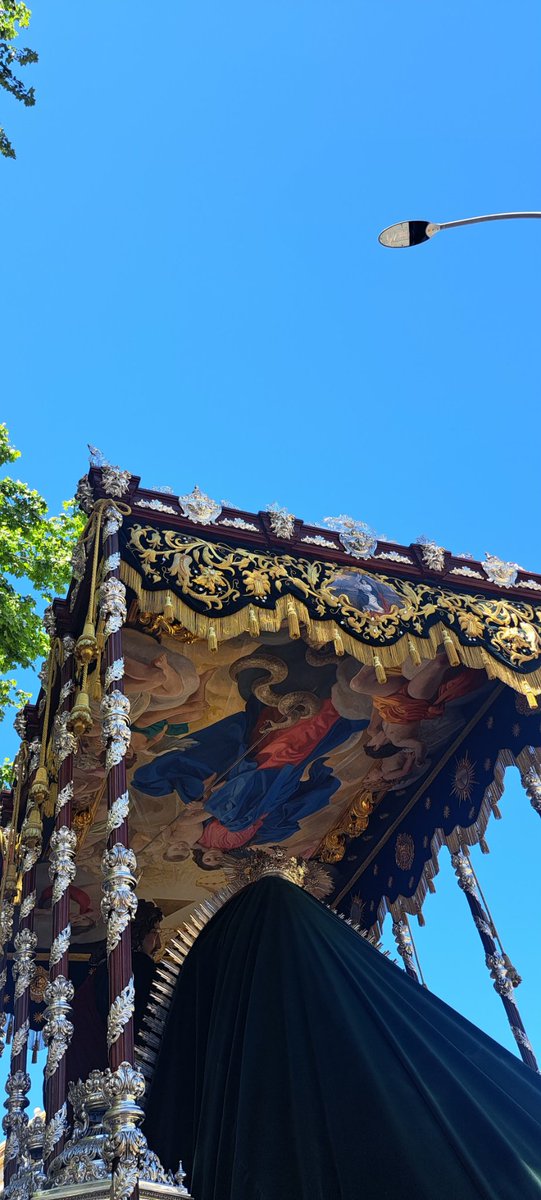 Lujo para la Semana Santa de aquí un <a href="/Raul_Berzosa/">Raúl Berzosa</a>  paseando un sábado santo por #Sevilla 
<a href="/hdaddelsol/">Hermandad del Sol</a>