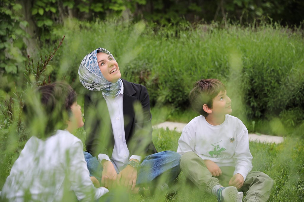 Son zamanlarda, <a href="/tcailesosyal/">T.C. Aile ve Sosyal Hizmetler Bakanlığı</a> Bakanımız Sayın <a href="/MahinurOzdemir/">Mahinur Özdemir Göktaş</a> hanımefendiyi karalamaya yönelik, aynı yerden fonlandığı belli olan kişi ve kurumlarca bir iftira ve karalama kampanyası yürütülmektedir.

Belirtmek isteriz ki, aile kurumunun güçlenmesi, sosyal yardım ve hizmetlerin