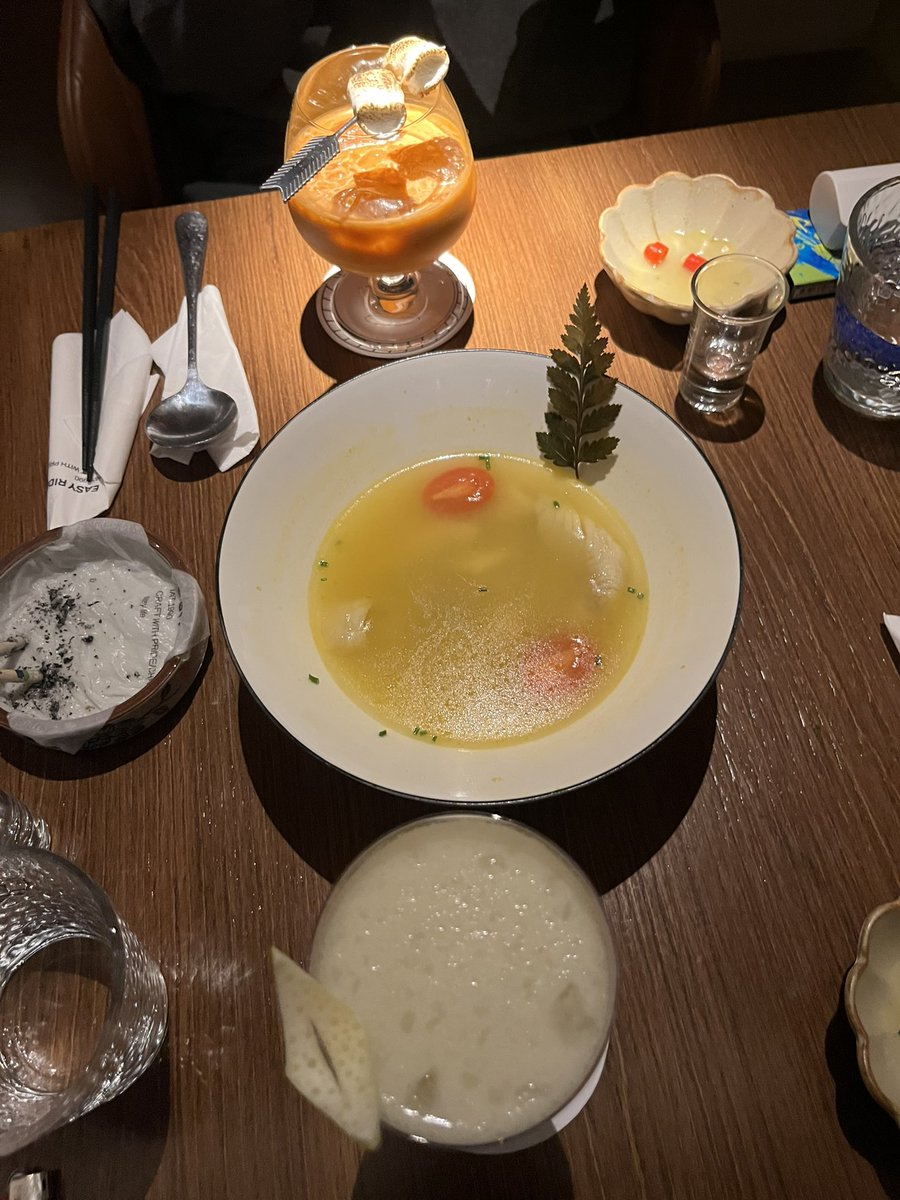 neverbindort's tweet photo. 아니 애주가들 왜 대련 가라고 말 안햇어????
아무 기대 없이 간 모든 가게에 개쩌는 밸런스의 칵테일 혹은 죤나많은 개쩌는 탭이있고
그 모든곳에서 “한국인이 왜 여기에??” 란 느낌으로 우리에게 선물을 줌 미치겟음 https://t.co/CPFJccxNSq