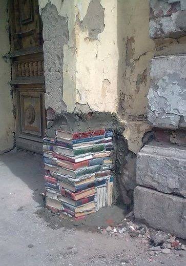Booklicious5's tweet photo. Foundation of
Any home
Should be built on 📚 
Books 😊

Life goals 📚
#WeekendBlessings 
#easter https://t.co/EHiaY0X0XG