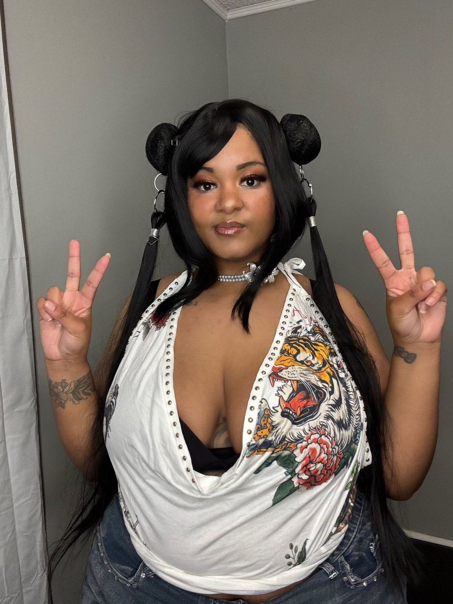 millystroman1's tweet image. Love this look 🥰🤍✨#plussize  #fashion #outfit #y2k