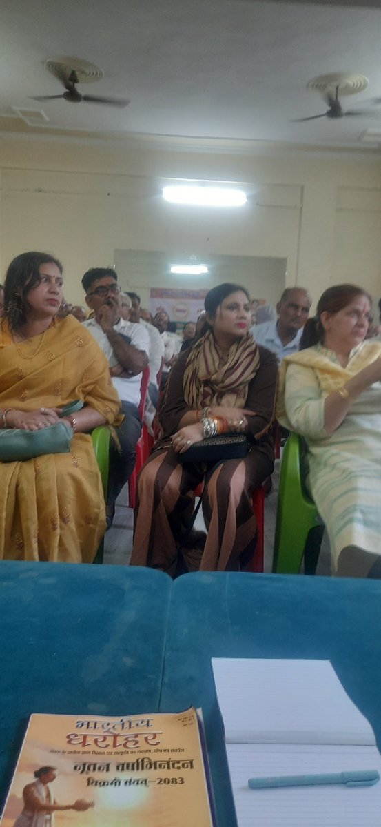 ipsjkishore08's tweet photo. जिन लोगों को विभिन्न संगठन बनने से परेशानी है वे घबरायें नहीं, धैर्य रखें l जल्दी ही सभी संगठन एक मंच पर होंगे ठीक उसी प्रकार जैसे विभिन्न दिशाओं से बहकर आई नदियां सागर में एक हो जाती हैं l
कृपया ताने मारकर हतोत्साहित ना करें l भारत देश की यही खूबसूरती है, ये देश विविधताओं में एकता का देश है l 
धरहु धीर बुध विविध जन l
होइहै एक समस्त संगठन ll