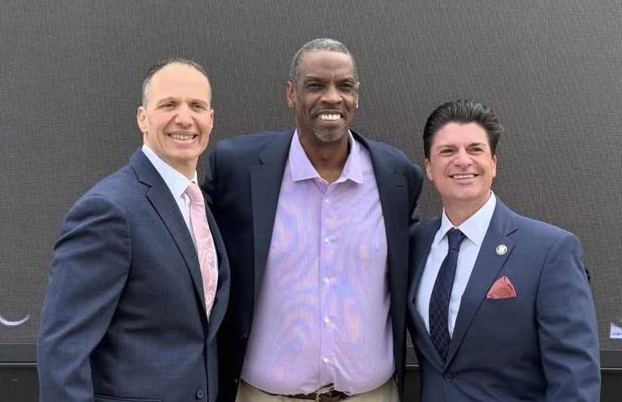 SuffolkPBA's tweet image. Thank you to NY baseball legend  @DocGooden16 for supporting law enforcement officers, first responders, teachers and municipal workers!  Doc knows we can't play ball or do anything else in NY without these dedicated public servants! #Fixtier5&amp;amp;6 #Unionstrong
