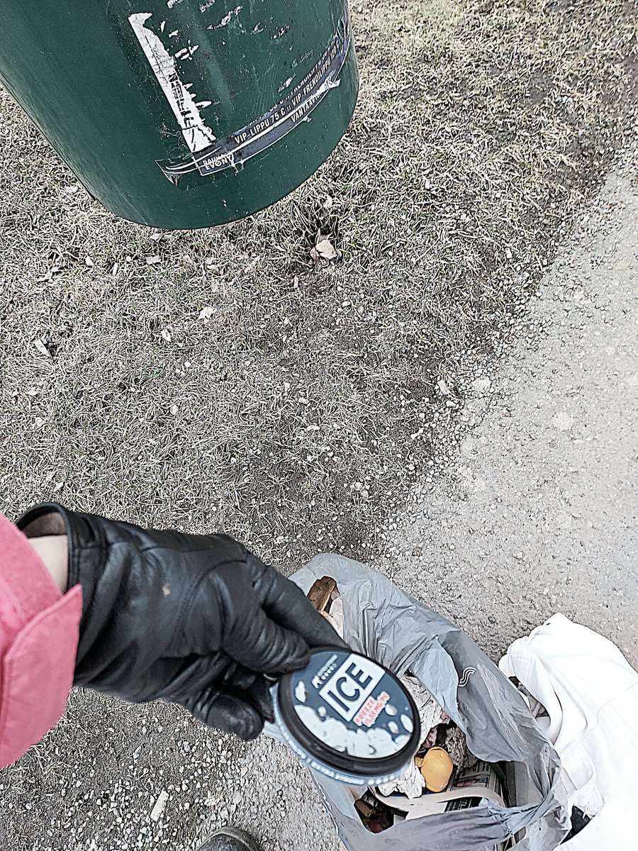 riikkamariaP's tweet photo. Elämän tarkoitusko ikävän karkoitus?
#DrPlogging #LitterPicker on viime päivinä ollut kiireinen. On virvottu varvottu roskat pois juoksujalkaa 7 säkkiä ja treenattu 🏃 siinä lomassa.
Mutta kun selkänsä kääntää on sama näky vastassa, karkkikääreitä siellä sun täällä.
Siispä 🦅🔭 https://t.co/X4in1N1hb3