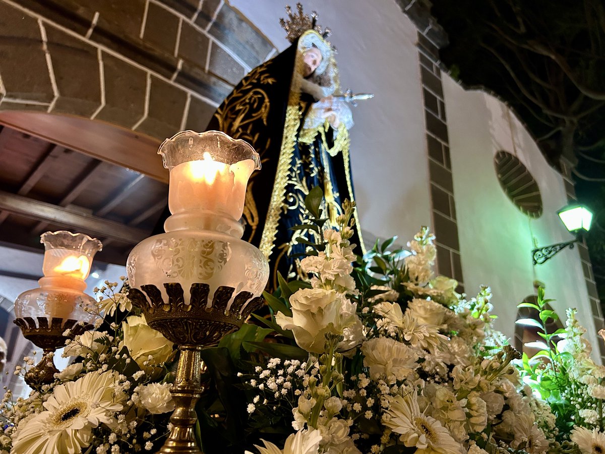 Procesión del Retiro con la Santísima Virgen de los Dolores por las calles del pueblo, con un silencio y recogimiento sobrecogedor.

#ViernesSanto #SemanaSanta2026 #SemanaSantaLPGC #SanLorenzo #LPGC #DiócesisdeCanarias