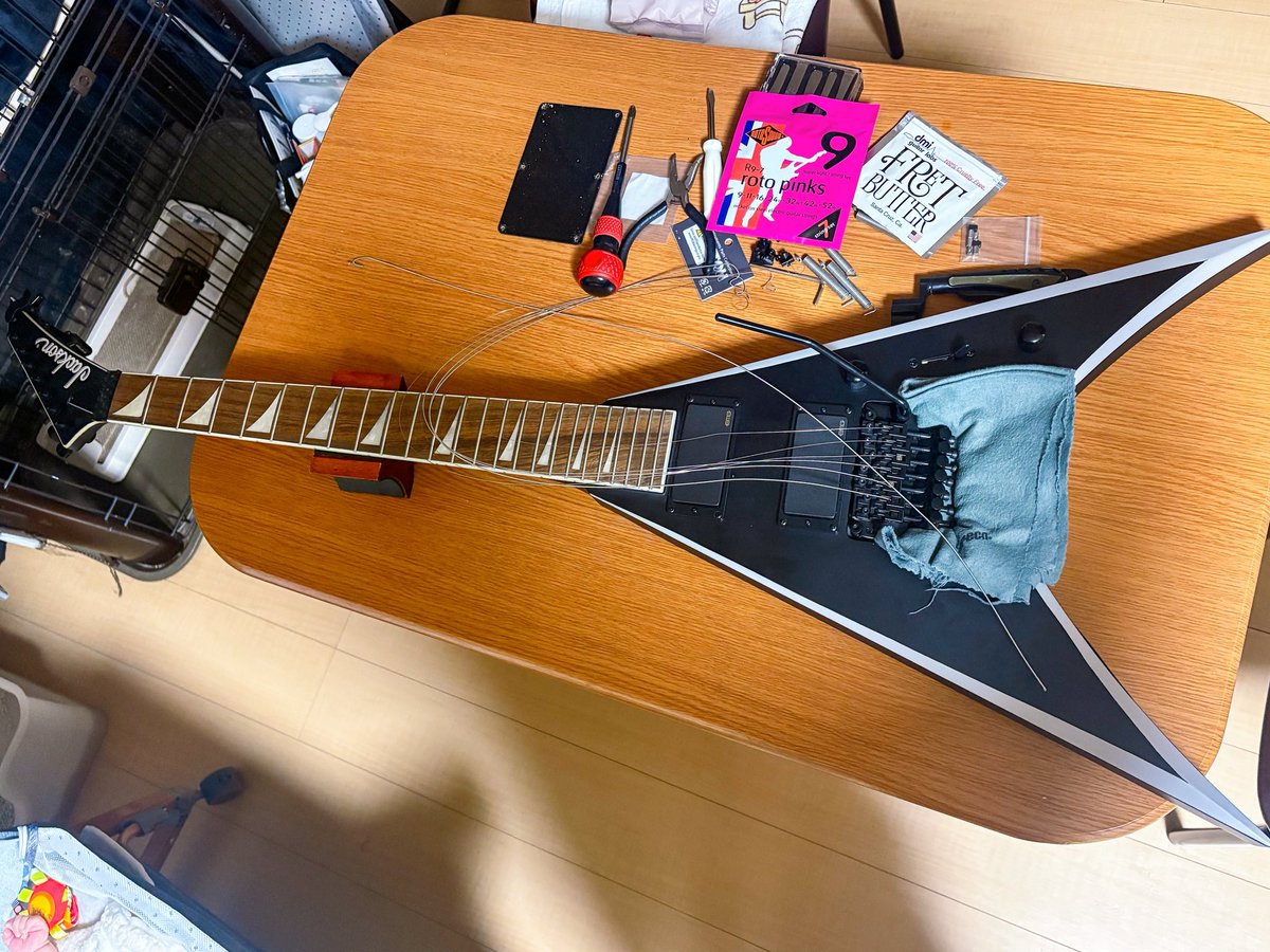 murder_head's tweet photo. 新しいギターの弦交換🎶
ついでにスプリング交換。全部PSPに変えたら全然バランス取れなくてノーマル2本外して1本PSP入れてバランス取れた☺️あといつも弦が抜けるかブロック割れるからサドルブロックをチタンに交換✨これでひとまず安心して弾ける😽 https://t.co/UmMAcxTW6A