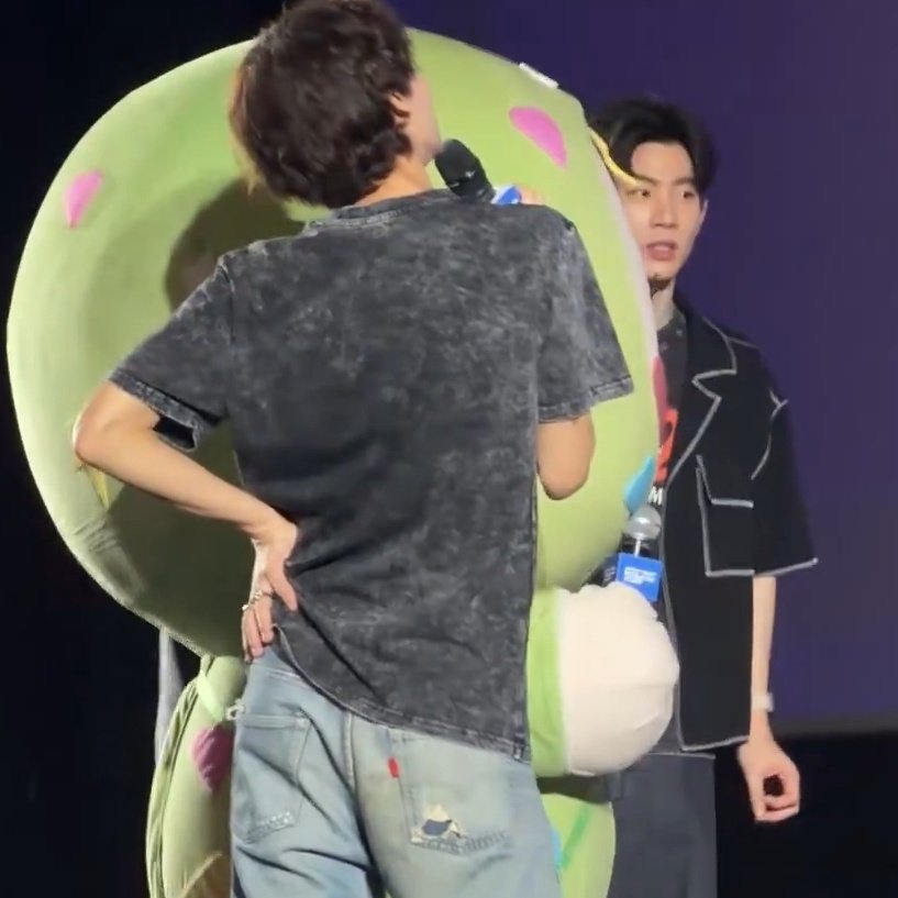 ateepna's tweet photo. and off's reaction to bii's unpredicted words while gun was standing like an asian mom 😭 https://t.co/tJ7VpbiA0N