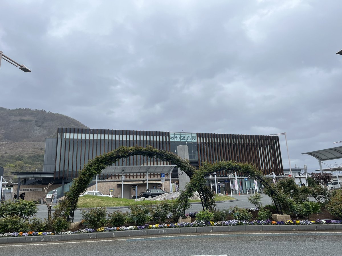 久しぶりの遠征は
周くん #西尾周祐 さんのコンサートで山梨県の石和温泉へ
愛に溢れた曲、美しい演奏🎹はもちろん
小悪魔顔で語る有名作曲家の裏の顔、いやっ真実の顔
「悪口ではなく事実」を楽しく解説してくれました
憾(うらみ)は早逝した作曲家の無念を表した曲だとか
幅広く堪能した内容でした👏