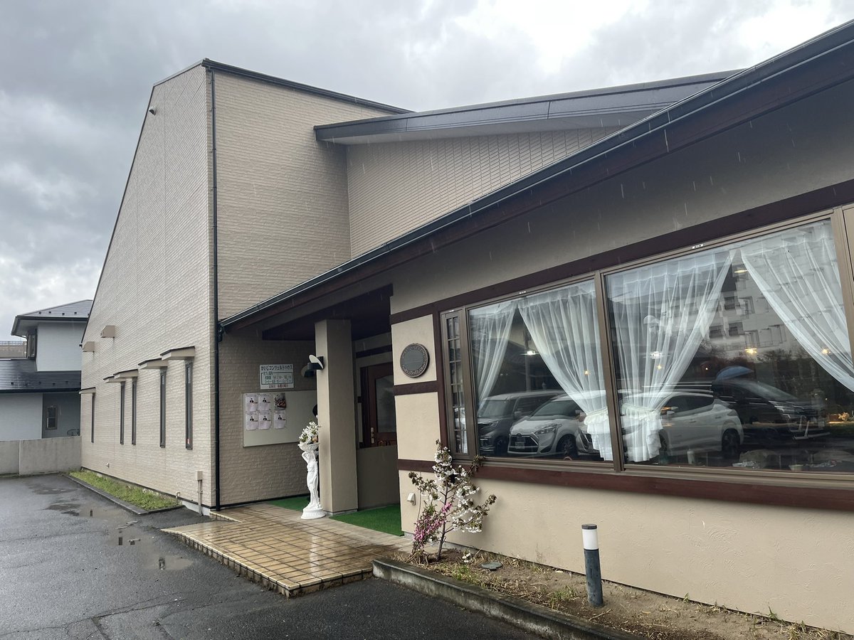 p_ririco's tweet photo. 久しぶりの遠征は
周くん #西尾周祐 さんのコンサートで山梨県の石和温泉へ
愛に溢れた曲、美しい演奏🎹はもちろん
小悪魔顔で語る有名作曲家の裏の顔、いやっ真実の顔
「悪口ではなく事実」を楽しく解説してくれました
憾(うらみ)は早逝した作曲家の無念を表した曲だとか
幅広く堪能した内容でした👏 https://t.co/ByQcagGpZK